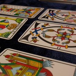 plusieurs cartes de tarot mises l'une à côté de l'autre suggérant un tirage de carte